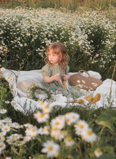 girl with daisies Baby Girl Photoshooting Spring, Chamomile Photoshoot, Toddler Spring Photoshoot, Daisy Birthday Photoshoot, Spring Kids Photoshoot, Kids Spring Photoshoot, Spring Baby Photoshoot, Daisy Photoshoot, Spring Photo Session