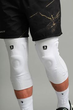 DESIGN & DETAILS: Knee support with Attakk Kinesiology that grips your leg to help max out your performance Breathable, cool to the touch, plus StretchKnit™ Can be worn on either leg or both for maximum explosiveness Sweat-wicking material ButterSeam™ Eliminates Irritation Vollyball Outfits, Volleyball Outfit, Cute Sporty Outfits, Volleyball Inspiration, Cute Nike Outfits, New Aesthetic, Volleyball Outfits, Knee Support, Knee Sleeves