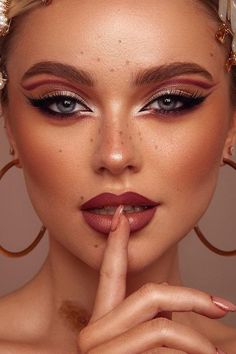 Makeup Looks For Christmas, Kidcore Makeup, Head Topology, Fashion Makeup Photography, Practice Makeup, Intense Makeup, Beauty Fotografie, Fantasy Make-up, Faces Female