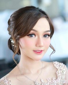 Makeup Lamaran, Hd Make Up, Beautiful Wedding Makeup, Double Buns, Batik Modern, Sophisticated Hairstyles, Hairstyles For Layered Hair