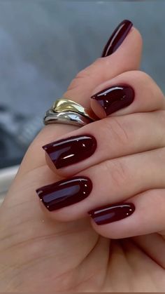 Manucure Tendance pour l’Automne Short Nails Burgundy, Nails Burgundy And Gold, Square Short Nails, Burgundy Nail Polish, Nails Burgundy, Burgundy Nails, Glowing Makeup, Burgundy And Gold, Nail Paint