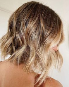 Picture of a lovely A line bronde wavy bob with a blonde money piece is a chic and lovely idea for everyone Short To Mid Length Haircuts, Cute Hair Color, How To Balayage, Blonde Money Piece, Bronde Bob, Balayage Short Hair, Autumn Hair