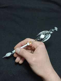 The glass dip pen that I work with Italian Effetre glasses is designed to accompany your most enjoyable writings. Start writing by dipping the nib of the pen into the ink you want. Glass Ink Pen, Dip Pen Calligraphy, Expensive Pens, Glass Dip Pen, Glass Pen, Pen Gift Box, Novelty Pen, Fancy Pens, Pen Calligraphy