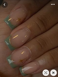 Square Acrylic Nails Green Design, Regular Nails Design, Nail Inspo For Emerald Green Dress, Short Acrylic Nails Green And Gold, Biab Nails Tips, Gold N Green Nails, Green French Tip Design Nails, Green Gold French Nails, Sage Green Nail Ideas Square