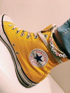 90's Fashion, Yellow Aesthetic, Music Fashion, Converse High Tops