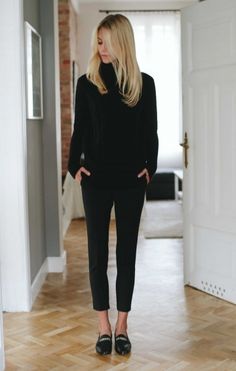 Womens All Black Outfit Classy, Black Capsule Wardrobe Minimal Classic, Black Golf Outfit, Stile Casual Chic, Modern Classic Style, Golf Clothing, Elegante Casual, Cooler Look, Fashion Mistakes