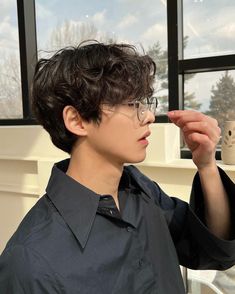 Pelo Ulzzang, Curly Asian Hair, Korean Wavy Hair, Perm Hair Men, Wavy Perm, Two Block Haircut, ماثيو ماكونهي, Korean Men Hairstyle, Korean Haircut