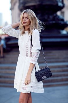 1a90f8f198ceb41c3c3b7851eada4110 Chanel Street Style, White Dresses Graduation, Woman In White, Looks Street Style, Black Purse, Little White Dresses, Mode Inspiration, Elie Saab, Inspired Outfits