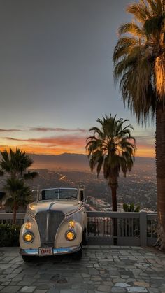 Experience the vibrant and captivating beauty of Los Angeles with these stunning aesthetic photos From chic retro outfits to breathtaking night cityscapes explore the iconic 90s vibes of downtown California Enhance your iPhone wallpaper with picturesque images capturing the essence of Hollywood and the California lifestyle Perfect for those seeking inspiration from the 80s and Tumblr aesthetic photography