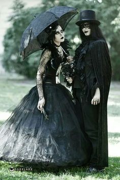 Goth romance Romance Goth, Goth Romance, Romantic Goth Outfits, Dark Romantic Wedding, Gothic People, Goth Subculture, Hallowen Costume, Art Outfits