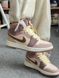 Nike Shoes Women Mocha, Brown And Cream Shoes, Fall Jordans, Wallpaper Nike, Jordan Low, Nike Shoes Girls, Dr Shoes, Trendy Shoes Sneakers, Nike Fashion Shoes