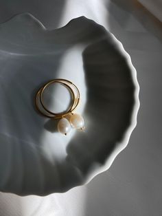 Gold hoop earrings with elegant baroque pearl drops. The pearls are removable, so you can wear these earrings however you please; with the pearl pendant or as classic 30mm hoops. Shop ethical, sustainable, unique jewelry at half the price of luxury brands: https://www.linjer.co/ 📸: @jessicacobabe