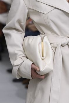 Old Celine, Paris Fashion Week Runway, Minimalist Bag, Street Fashion Photography, Fashion Week Runway, Looks Style, Fashion Week Spring, White Bag, Fashion Photo