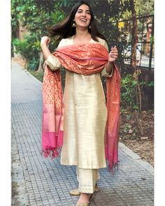 Banarasi Silk Dupatta Suits, Indian Style Dress Fashion, Suit Designs Indian Style Silk, Kurti Pant Dupatta Set Design, Beige Kurti Design, Chanderi Cotton Suits Design, Benarasi Anarkali Dress, Kurta Dupatta Style, Poses With Kurta And Dupatta