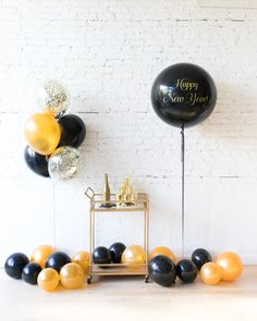 new-years-decorations-balloon-bouquet-chicago-2023-set-gold-black-confetti-giant-paris312 Floor Balloons, Backdrop Wall, Sweets Table, Party Mix, Balloon Bouquet, Photo Op, Black Ribbon, The Chic, New Year's