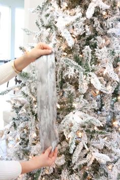 How to Decorate Your Christmas Tree Like a Professional Decorate Christmas Tree Like A Pro, Christmas Tree Decorating Tips, Decorating A Christmas Tree, Christmas Tree Decorating Themes, Elegant Christmas Decor, Home Decor Blog, Christmas Tree Decorations Diy