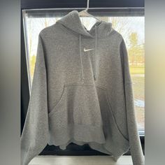 Never Worn Just Took The Tags Off Nike Sweatshirt Gray, Nike Heather Grey Sweatshirt For Fall, Nike Hoodie With Ribbed Cuffs For Spring, Nike Heather Grey Hoodie For Fall, Nike Heather Grey Winter Hoodie, Nike Heather Grey Casual Hoodie, Nike Casual Heather Grey Hoodie, Nike Loungewear Top With Drawstring Hood, Casual Nike Heather Grey Hoodie