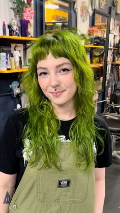 Multi Green Hair, Green Hair Makeup Ideas, Slime Green Hair, Dyed Bangs Curly Hair, Sectioned Hair Dye, Fall Vivid Hair Color Short Hair, Swamp Green Hair, Moss Hair Color, Queer Hair Color