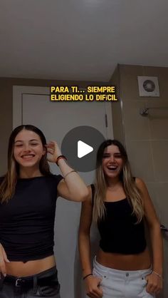 two young women standing next to each other in front of a bathroom mirror with the caption para t1 sempre elenndo lo difficil