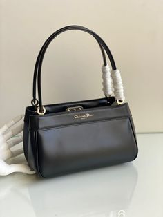 Timeless Designer Bags, Classy Bags, Handbag Essentials, Vogue Beauty, Elegant Bags