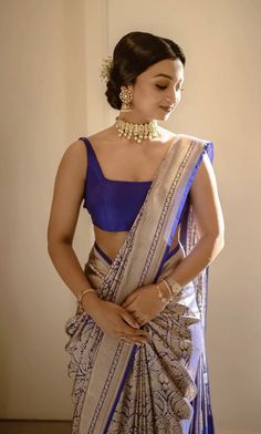 outfits Modern Lehenga Blouse Designs, Saree Drapes Modern, Saree Drape Ideas, Modern Saree Jacket Designs, Modern Blouse Designs Saree, Casual Saree Look, Modern Saree Look, Drape Saree Indo Western, Saree Draping Styles Modern