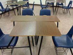 an empty classroom with many desks and chairs