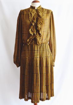 Black and mustard yellow beak-print dress. Fitted with rubber on the waist, with pleated skirt, ruffles on the chest and Mao-style neck. Approximate measurements: Length: 107 cm Shoulder - Shoulder: 40 cm Sisa - Sisa: 50 cm Waistline: 60 cm (elongates up to 90 cm) Hip: 104 cm Size 46. Skirt Ruffles, Mustard Dress, Mustard Dressing, Dress Fitted, Dress Clothes For Women, Mustard Yellow, Pleated Skirt, Ruffles, Print Dress