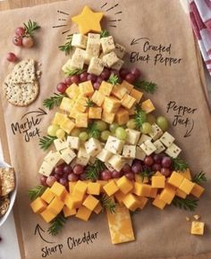 Christmas Cheese Boards, Christmas Tree Food, Holiday Platters, Christmas Cheese, Christmas Platter, Cheese And Crackers, Christmas Food Dinner, Christmas Brunch