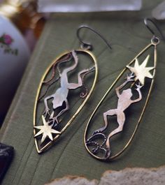 Froggies, the swimmers: earrings.  The goal was to create a piece of jewellery that would evoke magical and positive childlike feelings. The Swimmers, Gothic Jewelry Diy, Frog Jewelry, Magical Jewelry, Assemblage Jewelry, Diy Wire Jewelry, Butterfly Jewelry