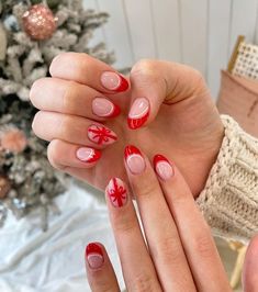 Hannah Leong on Instagram: "A combination of Christmas nail art, chrome that looks like an ornament, all the velvet nails, & reflective glitter🤩 I'm loving all the trends! Also had to redo this post so sorry if you saw it twice;) • • • #christmasnailsart #christmasnails #chromenails #reflectiveglitter #velvetnails #cateyenails #trendynails #nailinspo #holidaynails #holidaynailart" Festive Almond Nails, Christmas Ornaments Nail Designs, Christmas Trendy Nails, Christmas Nails Medium Almond, Chrome Xmas Nails, Checkered Christmas Nails, Christmas Nail Ideas Almond, Christmas Nails Oval Shape, Christmas Nails Oval