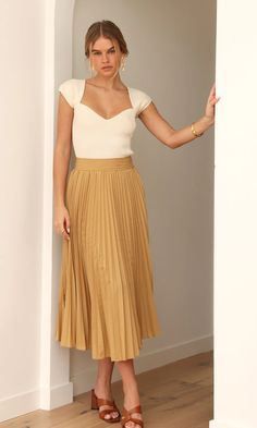 #midi skirts ideas# Sweetheart Knit Top, Classy Skirt Outfits Summer, Midi Skirt Outfit For Work, Princess Like Outfits, Pleated Top Design, Lover Feminine Archetype Outfits, Refined Style Fashion, Classic Girly Outfits, Flirty Style Outfits