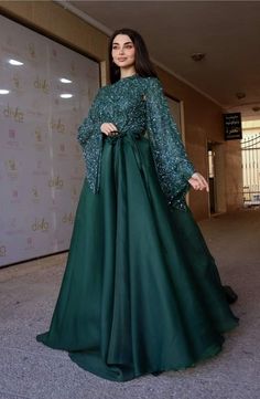 Modest Evening Wear, Indian Dresses To Wear To A Wedding As A Guest, Elegant Dresses Gala, Prom Dresses For Hijabis, Hijabi Party Dress, Simple Gown Designs For Party, Modest Ball Gowns, Simple Prom Dress Modest, Indian Party Wear Gowns