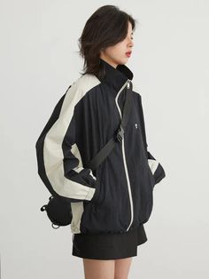 Acubi Windbreaker, Windbreaker Jacket Outfit Aesthetic, Wind Breaker Jacket Outfit Aesthetic, Sporty Fashion Aesthetic, Wind Breakers Outfits, Acubi Sportswear, Wind Breaker Outfit Aesthetic, Sport Jacket Outfit Women, Windbreaker Outfit Aesthetic