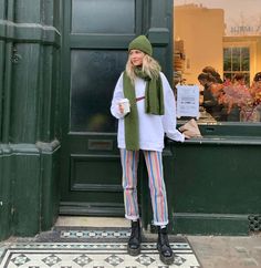 Winter Fashion Colorful, Colorful Cold Weather Outfits, Cozy Cute Winter Outfits, Artsy Winter Outfits, Dresses Winter Outfit, Colourful Winter Outfits, Street Style Colorful, Winter Style Outfits, Olivia Frost