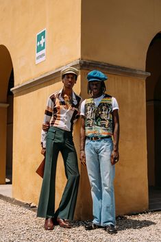 Spring Street Style Men, 70s Street Style, Retro Mens Fashion, 70s Men Fashion, Flare Jean Outfit, 70s Fashion Men, 70s Men, 70s Outfits