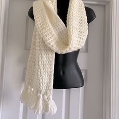 Cream Knitted Scarf. 100% Acrylic. 8 1/2 X 73”. Never Worn. One Size Knit Scarves, Chunky Scarf Knitting Pattern, Bulky Scarf, Cute Scarf, Winter Scarves, Christmas Clothes, Scarf Knitting, Chunky Scarves, White Scarves