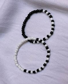 Bracelet Ideas Black And White, Black And White Bracelets Beads, Black And White Bracelets, Cincin Diy, Small Bead Bracelet, Hello Kitty Jewelry, Cute Couple Gifts