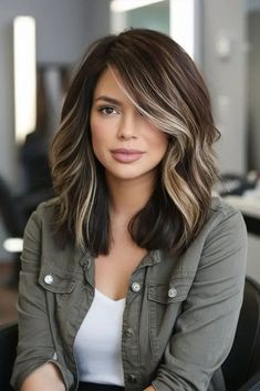 Dezente aschblonde Balayage auf dunkelbraunem Haar Subtle Caramel Highlights, Ideas For Dark Brown Hair, Dark Brown Hair Balayage, Fall Balayage, Balayage Ideas, Dark Hair With Highlights, Caramel Highlights, Autumn Magic, Brown Hair Balayage