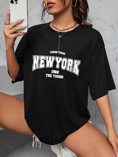 SHEIN EZwear Camiseta ombro caído carta gráfica | SHEIN Brasil Girls School Clothes, Aesthetic Jersey, Nike Sets, Cute Outfit Ideas For Women, Casual Shoes Women Sneakers, Abaya Outfit, Movie Hacks, Volleyball Humor, Oversize Tshirt