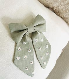 A Beautifully embroidered and delicate linen hair bow to use on a special occasion or simply to feel beautiful on any day. A very detailed, lightweight and perfectly finished hair accessory for any age.  Dimensios:   - Length: 19cm  - width (upper part): 12cm All products are carefully wrapped and packed in a beautiful gift box with a bow. Embroidered Hair Bows, Hair Bow Clip, Bow Clip, Hair Accessories Gift, Wedding Flower Girl, Feel Beautiful, Bow Clips, Bow Hair Clips, First Communion