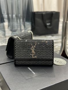 Size: 20cm*13.5cm*5.5cm It comes with Dust box, Care manual, Tag, and Paper bag. Ysl Kate, Ni Idea, Luxury Clutch, Yves Saint Laurent Bags, Big Bag, Color Dorado, Saint Laurent Bag, Branded Handbags, Luxury Accessories