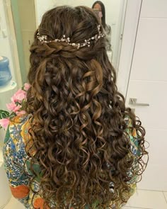 Ringlet Curls Wedding Hair, Curly Hair Braids Wedding, Wedding Hair For Long Curly Hair, Hairstyle Curly Hair Wedding, Mehndi Hairstyles For Bride Sister, Curly Wedding Hair Down, Wedding Hair Styles For Curly Hair, Naturally Curly Prom Hair, Curly Hairstyles Bride