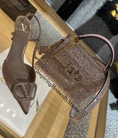 Luxury Large Designer Bags, High-end Luxury Bags For Formal Occasions, Luxury Glamorous Shoulder Bag For Shopping, Luxury High-end Shoulder Bag As Gift, Luxury Glamorous Hand-embellished Bags, Jewerly Bag, Bags Elegant, Pretty Watches, Pretty Heels