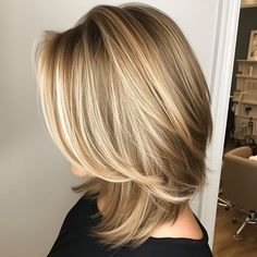 50 Must-Try Medium Layered Haircuts for a Modern Look Monday Hair, Hair Styles Cute, Bronde Bob, Rachel Haircut, Champagne Blonde Hair, Medium Haircuts