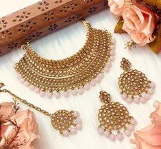 This is a beautiful Choker that comes with a set of earrings and maangtika. Can be worn on any outfit or for a bridal look as its a complete set. Bridal Indian, Indian Choker, Jewelry Kundan, Beautiful Chokers, Kundan Jewelry, Polki Necklace, Pink Bridal, Kundan Jewellery, Pakistani Wedding