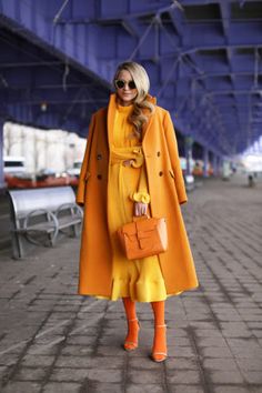 Mode Monochrome, Trenchcoat Outfit, Monochromatic Looks, Blair Eadie, Monochromatic Fashion, Yellow Coat, Atlantic Pacific, Walking Down The Street, Monochromatic Outfit