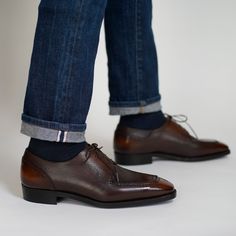 Our Tete Moc Toe Derby is now available in a handmade Espresso (dark brown to milky brown) patina for Fall / Winter 2022. Box vegano leather from Tanneries du Annonay with a carefully handstitched apron Goodyear welted construction with soles that can be replaced as many times as necessary Hand painted leather sole in purple Quilted and padded insole for additional cushioning and luxury detailing Bench made and professionally hand patinated and finished by our team of artisans before shipment De Mens Work Outfits, Mens Derby Shoes, Bespoke Shoes, Oxford Shoes Men, Hand Painted Leather, Shoe Tree, Painting Leather, Winter 2022, Leather Shoes Men