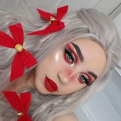 Christmas Makeup with Red Ribbons in Hair #Christmas #makeup #beauty #trendypins Extreme Make-up, Christmas Makeup Simple, Christmas Party Makeup, Fantasy Make-up, Day Makeup Looks, Christmas Makeup Look