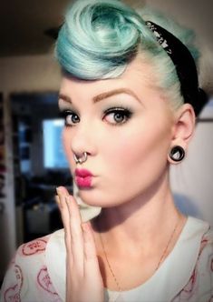 Rockabilly Hairstyle, Rockabilly Makeup, Rockabilly Mode, 50s Hairstyles, Pin Up Looks, Rockabilly Girl, Rockabilly Hair, Pinup Style, Pin Up Hair