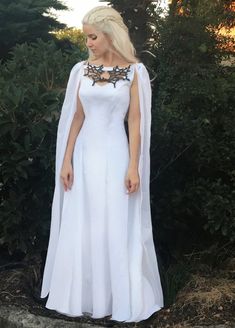 Game of Thrones White Meereen Dress Dragon Necklace Gown | Etsy Khaleesi Halloween Costume, Khaleesi Costume, Game Of Thrones Halloween, Daenerys Targaryen Costume, Game Of Thrones Dress, Medieval Wedding Dress, Game Of Thrones Costumes, Medieval Wedding, Hallowen Costume